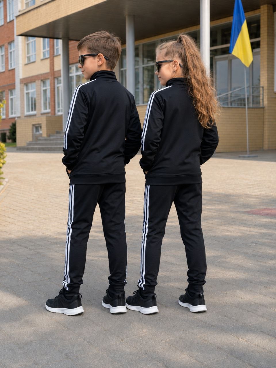 Чорний дитячий спортивний костюм Adidas ззаду